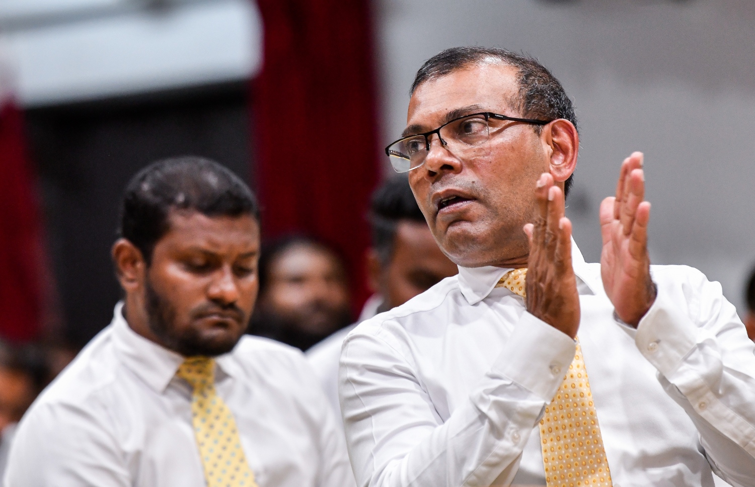 ރައްޔިތުންގެ މަޖިލީހުގެ ށ. ކޮމަންޑޫ ދާއިރާގެ ބައި އިލެކްޝަން ކާމިޔާބު ކުރެއްވި މުހައްމަދު ރާޝިދަށް، އެމްޑީޕީގެ ގައުމީ މަޖިލީހުގައި މަރުހަބާ ކިޔުމުން އެ ޕާޓީގެ ރައީސް ނަޝީދު އަތްޖައްސަވަނީ.---ފޮޓޯ: ފަޔާޒު މޫސާ/ މިހާރު