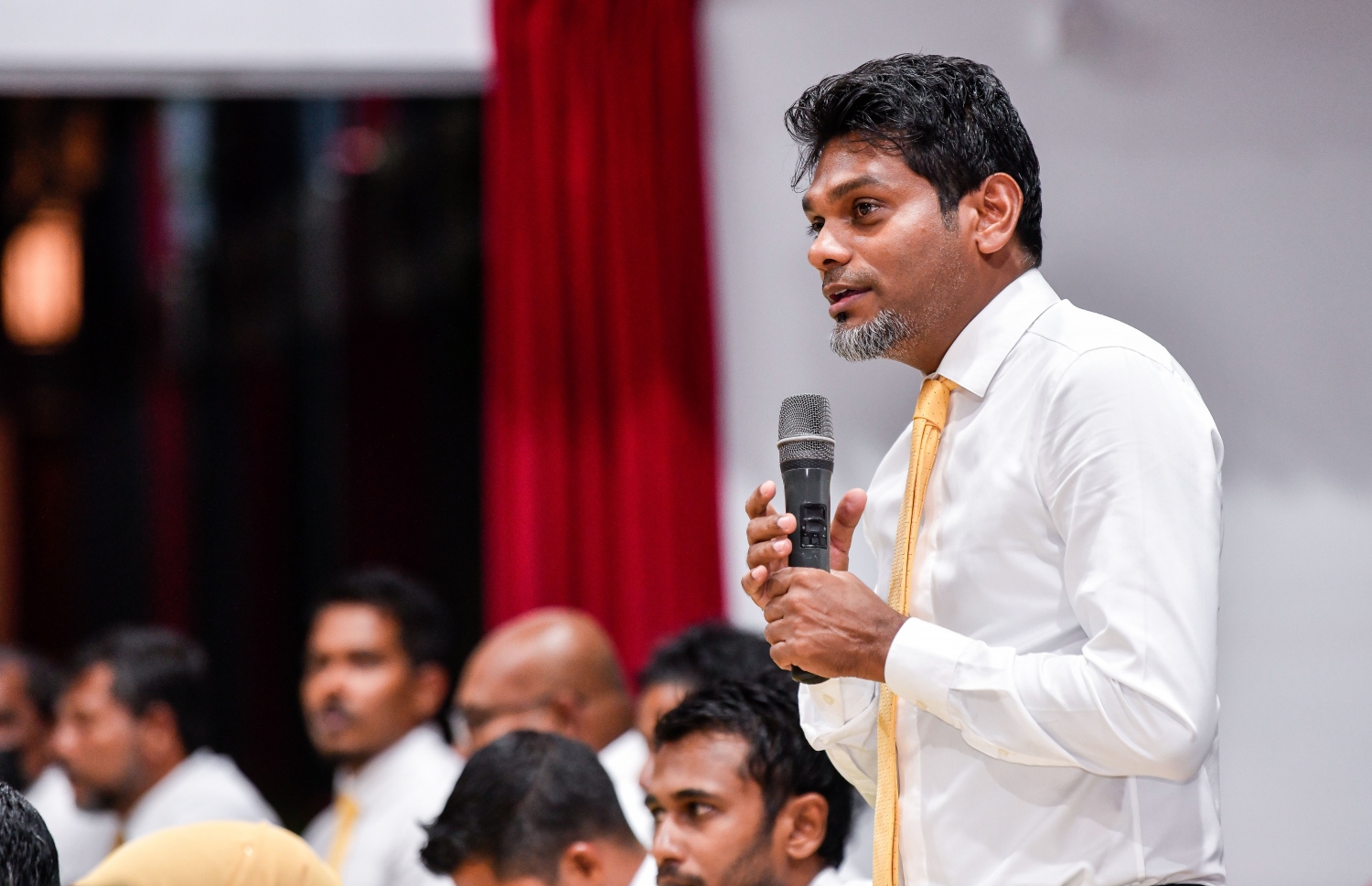 އެމްޑީޕީގެ ޗެއާޕާސަން ކަމަށް ވާދަކުރައްވާނެ ކަމަށް އިއުލާން ކުރައްވާފައިވާ، އެސްޓީއޯގެ އެމްޑީ ހުސައިން އަމްރު، ގައުމީ މަޖިލީހުގެ ޖަލްސާގައި ވާހަކަ ދައްކަވަނީ.---ފޮޓޯ: ފަޔާޒް މޫސާ/ މިހާރު