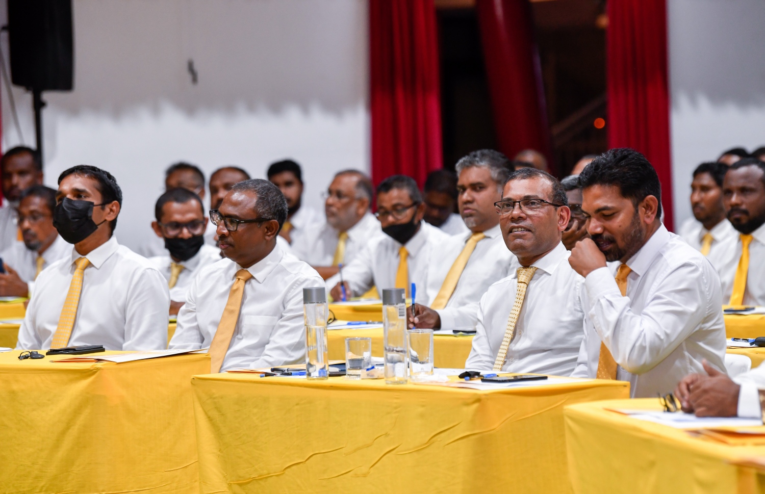 އެމްޑީޕީގެ ގައުމީ މަޖިލީހުގެ ޖަލްސާގައި އެ ޕާޓީގެ ރައީސް މުހައްމަދު ނަޝީދާއި ބައެއް އެހެން އިސްވެރިން ބައިވެރިވެވަޑައިގެންނަވަނީ: އެ ޕާޓީގެ ޗެއާޕާސާންގެ މަގާމާއި އަންހެނުންގެ ރޫހު އަދި ޒުވާނުންގެ ހިތްވަރުގެ އިންތިހާބު އޮންނާނީ އަންނަ އޭޕްރީލް 16 ގައި. ކޮންގްރެސް އޮގަސްޓް 4 ގައި ބޭއްވުމަށް ގައުމީ މަޖިލީހުގެ ބައްދަލުވުމުގައި ފާސްކުރި.---ފޮޓޯ: ފަޔާޒް މޫސާ/ މިހާރު