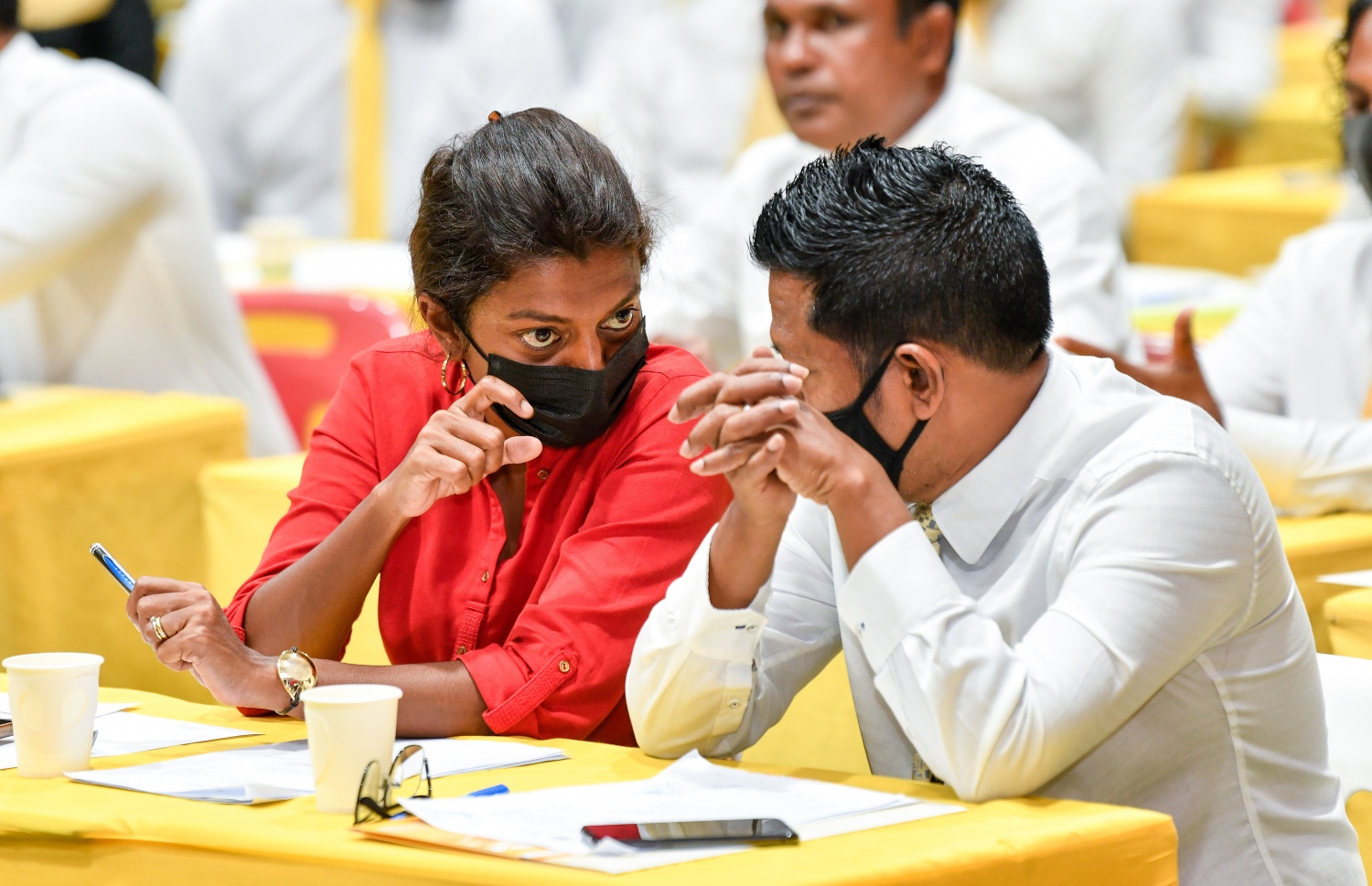 އެމްޑީޕީގެ ގައުމީ މަޖިލީހުންގެ ޖަލްސާގައި ރައްޔިތުން މަޖިލީހުގެ ނައިބު ރައީސް އީވާ އަބްދުﷲ އާ މާފަންނު އުތުުރު ދާއިރާގެ މެމްބަރު އިމްތިޔާޒް ފަހުމީ މަޝްވަރާއެއްގައި.---ފޮޓޯ؛ ފަޔާޒު މޫސާ / މިހާރު