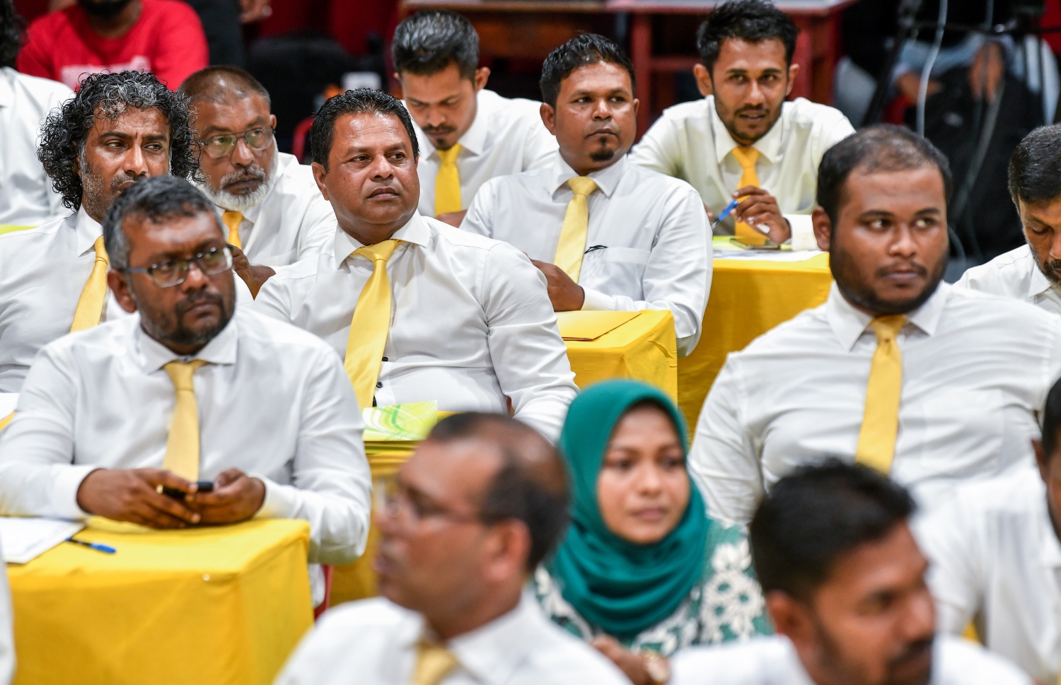 އެމްޑީޕީގެ ގައުމީ މަޖިލީހުގެ ޖަލްސާގައި ބައިވެރިވެވަޑައިގެންނެވި ބައެއް ބޭފުޅުން: އެ ޕާޓީގެ ޗެއާޕާސާންގެ މަގާމާއި އަންހެނުންގެ ރޫހު އަދި ޒުވާނުންގެ ހިތްވަރުގެ އިންތިހާބު އޮންނާނީ އަންނަ އޭޕްރީލް 16 ގައި. ކޮންގްރެސް އޮގަސްޓް 4 ގައި ބޭއްވުމަށް ގައުމީ މަޖިލީހުގެ ބައްދަލުވުމުގައި ފާސްކުރި.---ފޮޓޯ: ފަޔާޒް މޫސާ/ މިހާރު