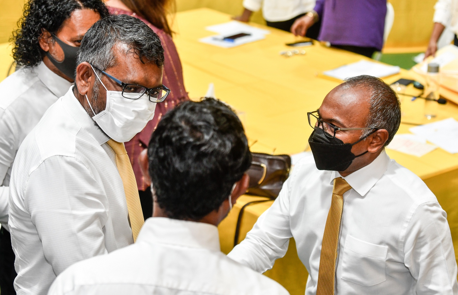 އެމްޑީޕީގެ ގައުމީ މަޖިލީހުގެ ޖަލްސާއަަށް ފަހު، އެންމެ ފަހުން ދައުރު ހަމަކުރެއްވި ޗެއާޕާސަން ހަސަން ލަތީފާއި ކުރިއަށް އޮތް ދައުރު އެ މަގާމަށް ވާދަކުރައްވާ އިކޮނޮމިކް މިނިސްޓަރު ފައްޔާޒު އިސްމާއިލް ސަލާމް ކުރައްވަނީ-- ފޮޓޯ: ފަޔާޒު މޫސާ / މިހާރު