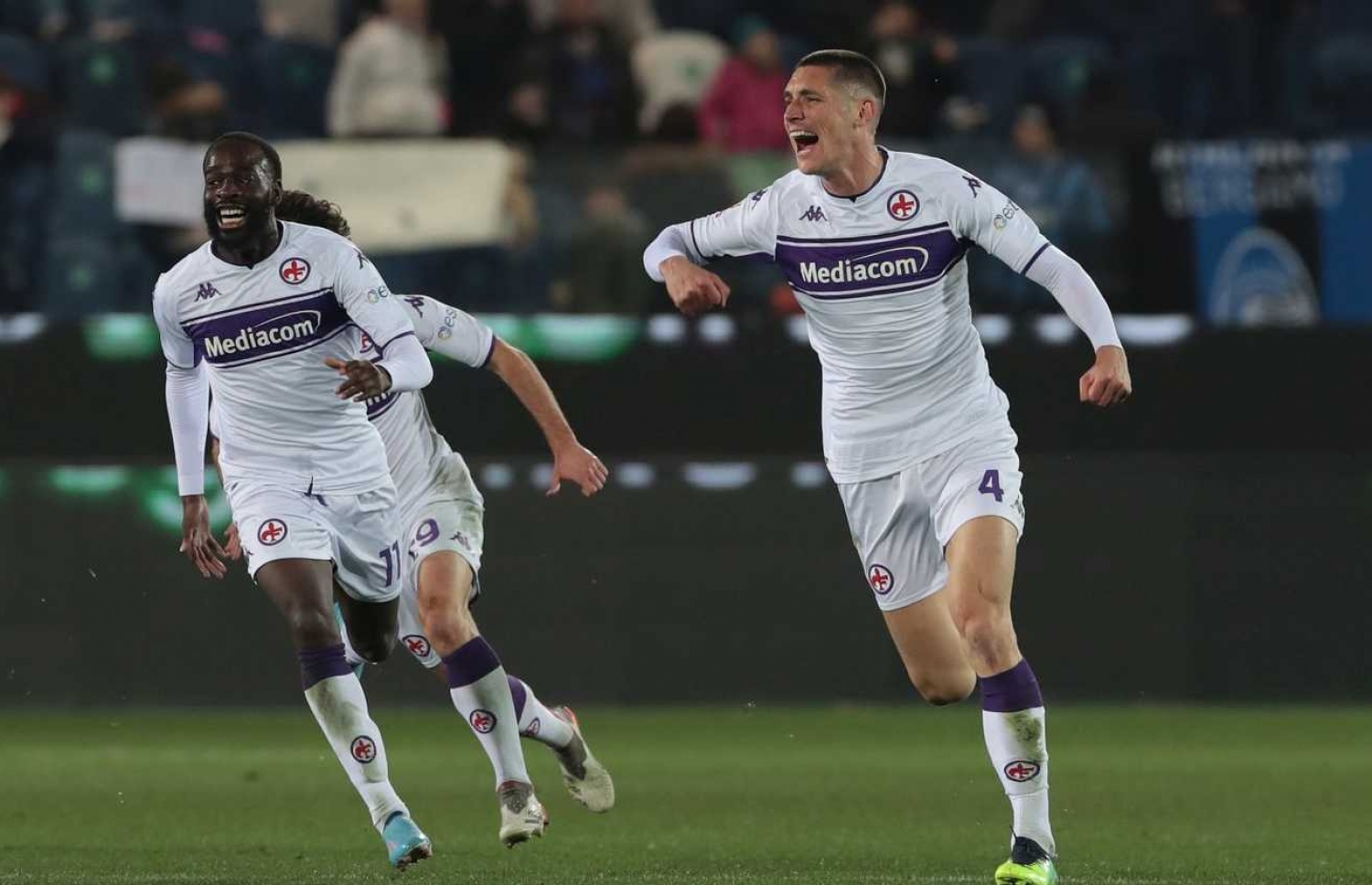 ފިއޮރެންޓީނާ މޮޅުވި ލަނޑު ޖަހައިދިން ސާބިއާގެ ޑިފެންޑަރު މިލެންކޮވިޗް އުފާފާޅުކުރަނީ.