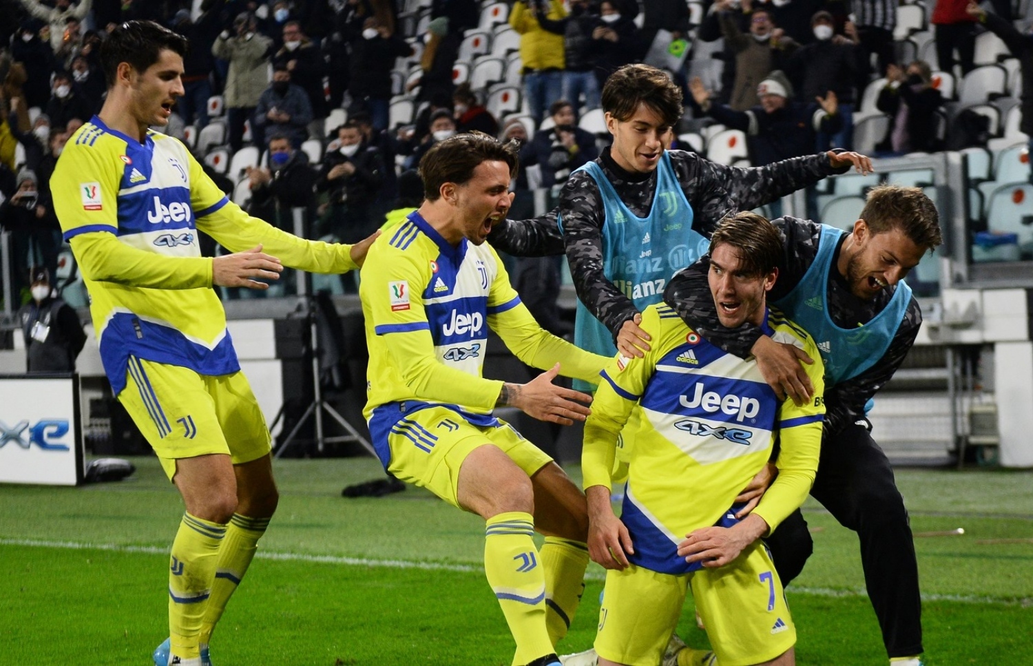 ޔުވެންޓަސް މޮޅުވި ލަނޑަށް ފަހު ޓީމުގެ ބައެއް ކުޅުންތެރިން އުފާފާޅުކުރަނީ.