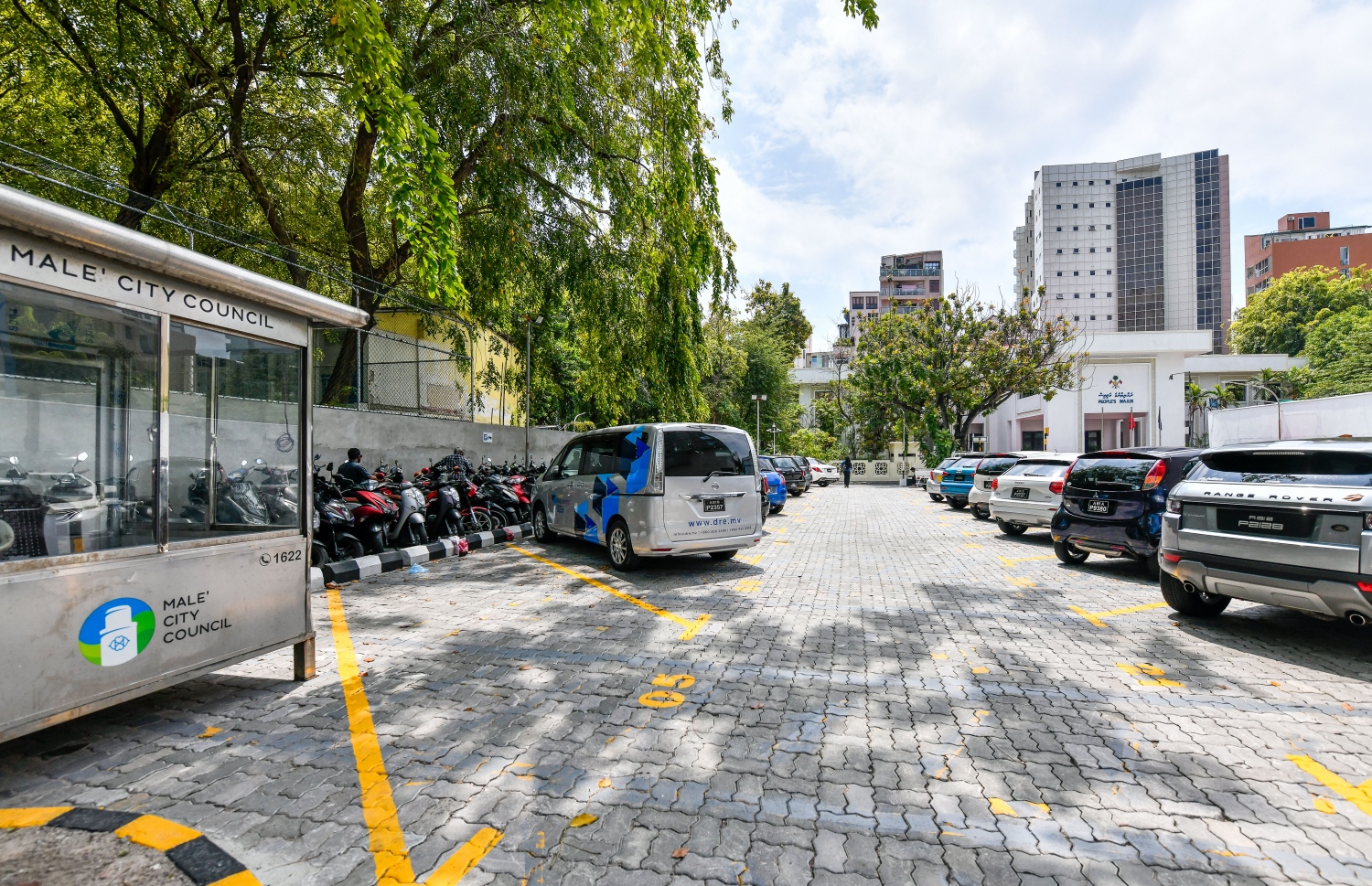 ރައްޔިތުންގެ މަޖިލިސް ކުރިމަތީގައި އޮންނަ ޕާކިން ޒޯން.-- ފައިލް ފޮޓޯ: ނިޝާން އަލީ / މިހާރު