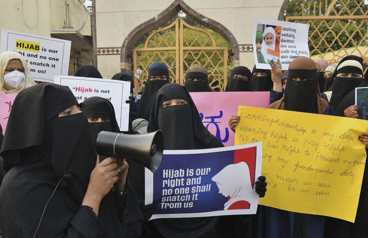 ބުރުގާ އެޅުން މަނާކުރުމާ ދެކޮޅު ހެދުމުގެ ގޮތުން ބެންގަލޫރުގެ މުސްލިމް އަންހެނުންތަކެއް އިހްތިޖާޖް ކުރަނީ. --ފޮޓޯ:އޭއެފްޕީ