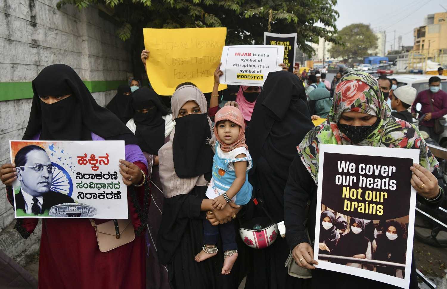 ބުރުގާ އެޅުން މަނާކުރުމާ ދެކޮޅު ހެދުމުގެ ގޮތުން ބެންގަލޫރުގެ މުސްލިމް އަންހެނުންތަކެއް އިހްތިޖާޖް ކުރަނީ. --ފޮޓޯ:އޭއެފްޕީ