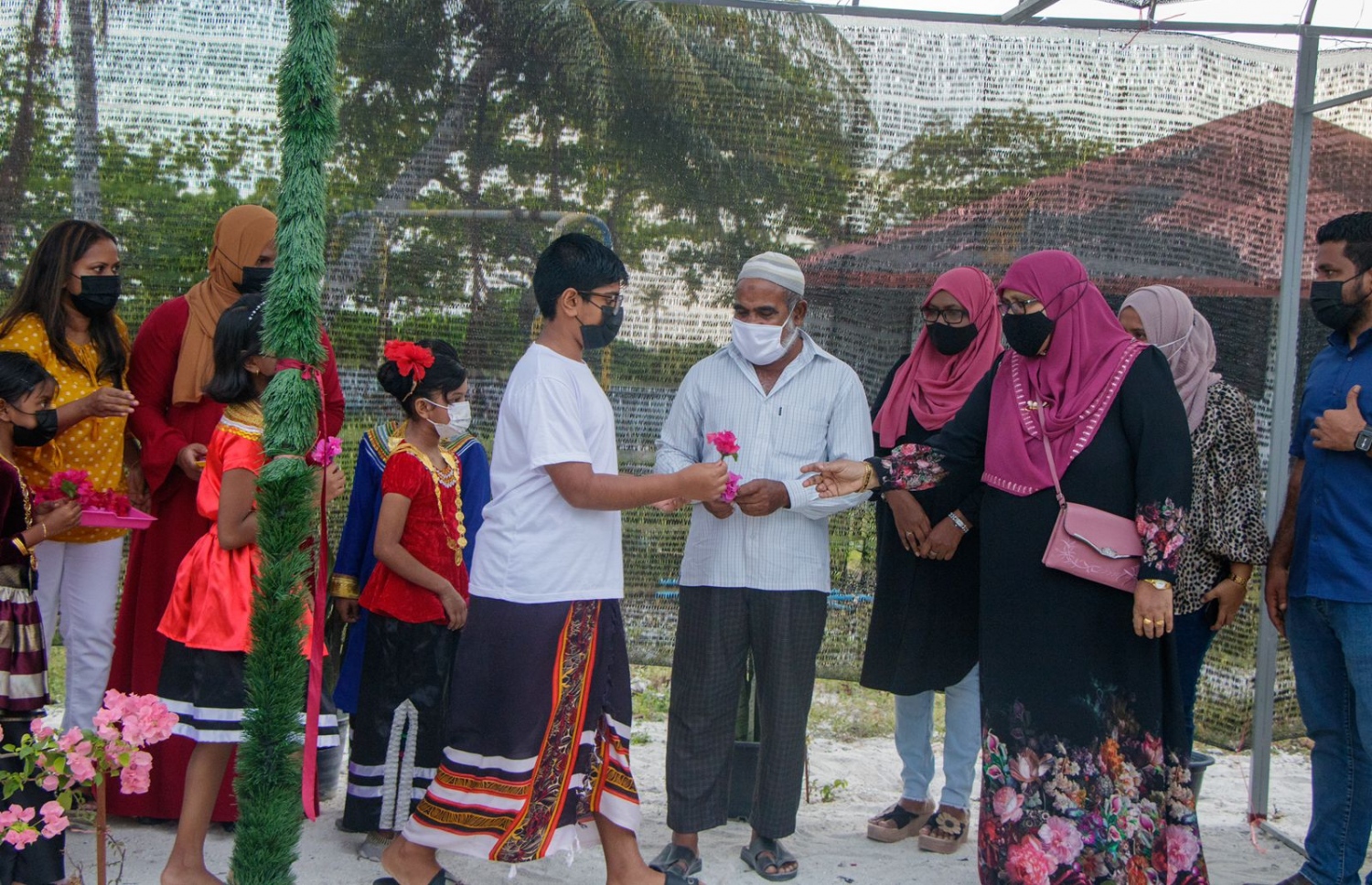 މާމަ ކާފަ ޕާކު ހުޅުވުމަށް ބޭއްވި ރަސްމިއްޔާތުގައި ކުޑަކުދިންތަކެއް މަރުހަބާ ކިޔަނީ-- ފޮޓޯ: ބީއެމްއެލް