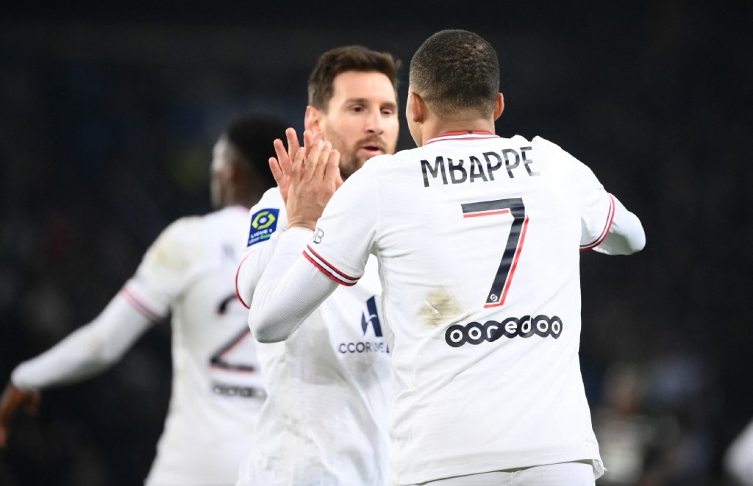 ރެންސް ކޮޅަށް ލަނޑު ޖެހުމަށް ފަހު އެމްބާޕޭ މެސީ އާއެކު.-- ފޮޓޯ: އޭއެފްޕީ