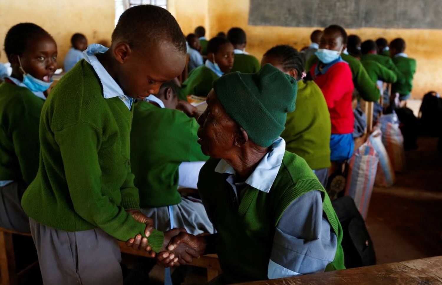 ކެންޔާގެ އަންހެނަކު 99 އަހަރުގައި ސްކޫލަށް: އޭނާގެ ކުލާސް ކުދިންނާ އެކު.-- ފޮޓޯ: ރޮއިޓާސް