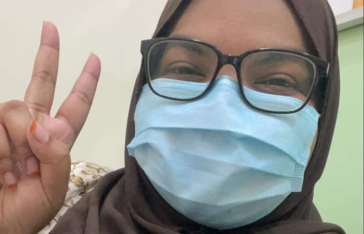 ފައިހާ، ރޭޑިއޯ އަޔޮޑިން ފަރުވާއަށްފަހު އައިސޮލޭޝަނުން ނުކުމެ ސެލްފީއެއް ނަގަނީ.