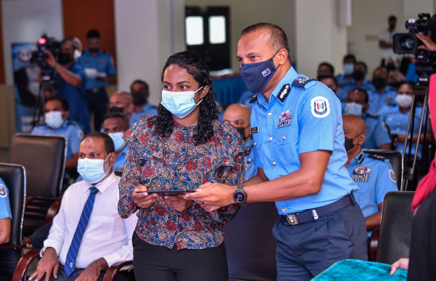 ޕޮލިސް ކޮމިޝަނަރު މުހައްމަދު ހަމީދާއި ޓެކްނޮލޮޖީ މިނިސްޓަރު އައިމިނަތު ޝައުނާ، ފުލުހުން ބޭނުންކުރަން ގެނައި ބޮޑީ ވޯން ކެމެރާ ލޯންޗުކޮށްދެއްވަނީ.-- ފޮޓޯ: ނިޝާން އަލީ / މިހާރު