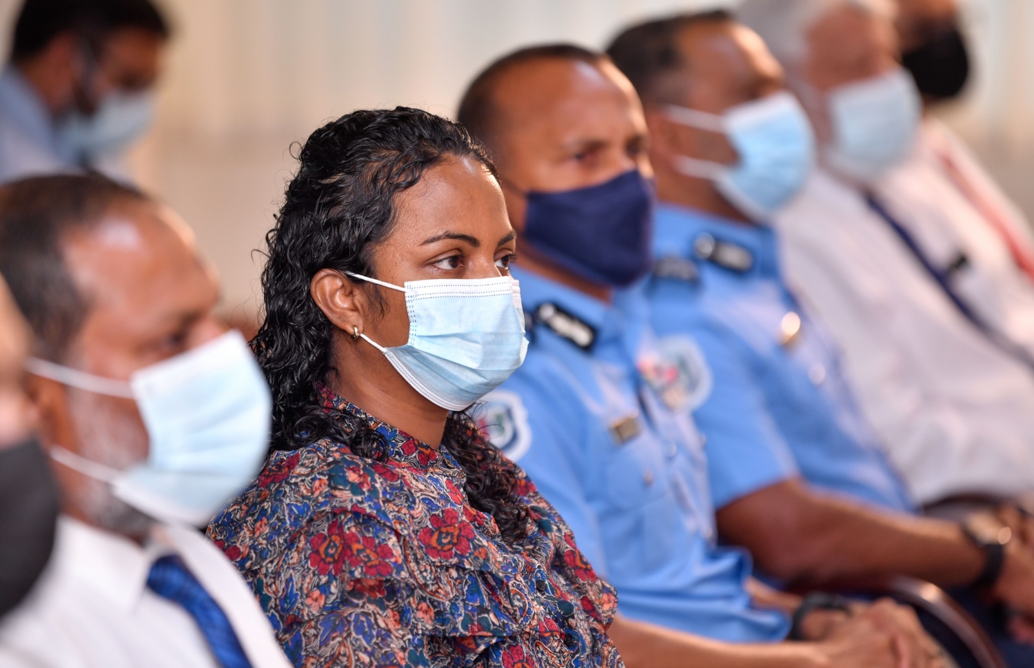 މާލެ- ފެބުރުއަރީ 13، 2021: ފްރޮންޓްލައިންގައި ހަރަކާތްތެރިވާ ފުލުހުންނަށް ގެނައި 200 ބޮޑީ ވޯން ކެމެރާ ލޯންޗުކުރުން، އިސްކަންދަރު ކޮށީގައި ހެނދުނު ބޭއްވި ރަސްމިއްޔާތުގައި ތިމާވެއްޓާއި ޓެކްނޮލޮޖީގެ މިނިސްޓަރު އައިމިނަތު ޝައުނާ ބައިވެރިވެވަޑައިގަންނަވަނީ--. ފޮޓޯ: ނިޝާން އަލީ/މިހާރު