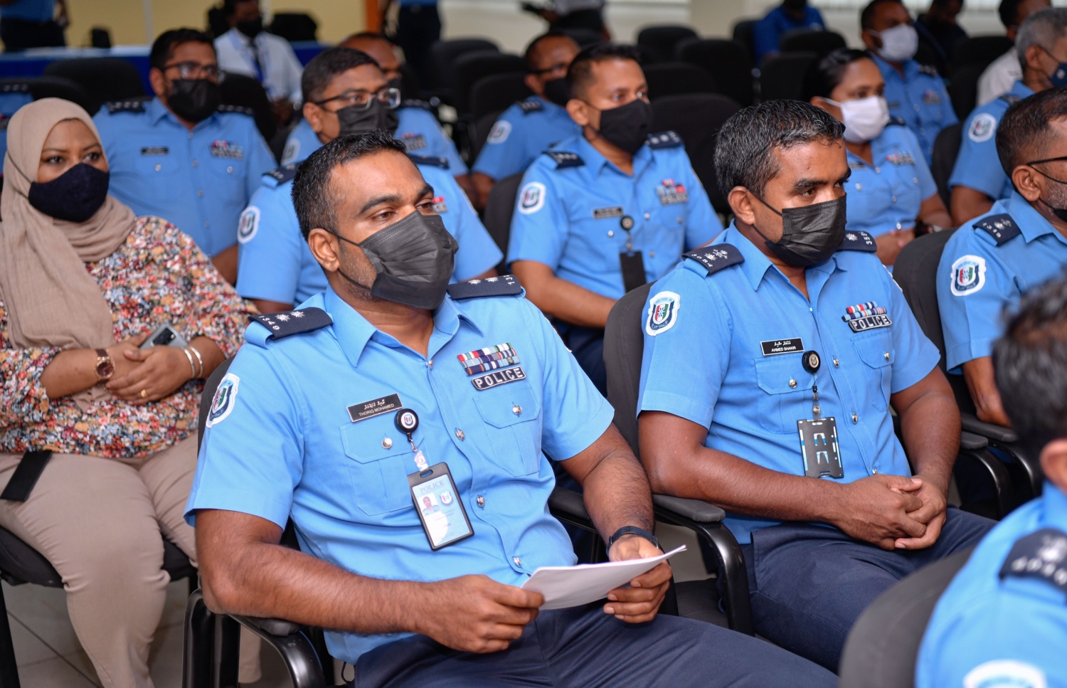 މާލެ- ފެބުރުއަރީ 13، 2021: ފްރޮންޓްލައިންގައި ހަރަކާތްތެރިވާ ފުލުހުންނަށް ގެނައި 200 ބޮޑީ ވޯން ކެމެރާ ލޯންޗުކުރުން، އިސްކަންދަރު ކޮށީގައި ހެނދުނު ބޭއްވި ރަސްމިއްޔާތުގެ ބައިވެރިވި ބައެއް ފުލުހުން--. ފޮޓޯ: ނިޝާން އަލީ/މިހާރު