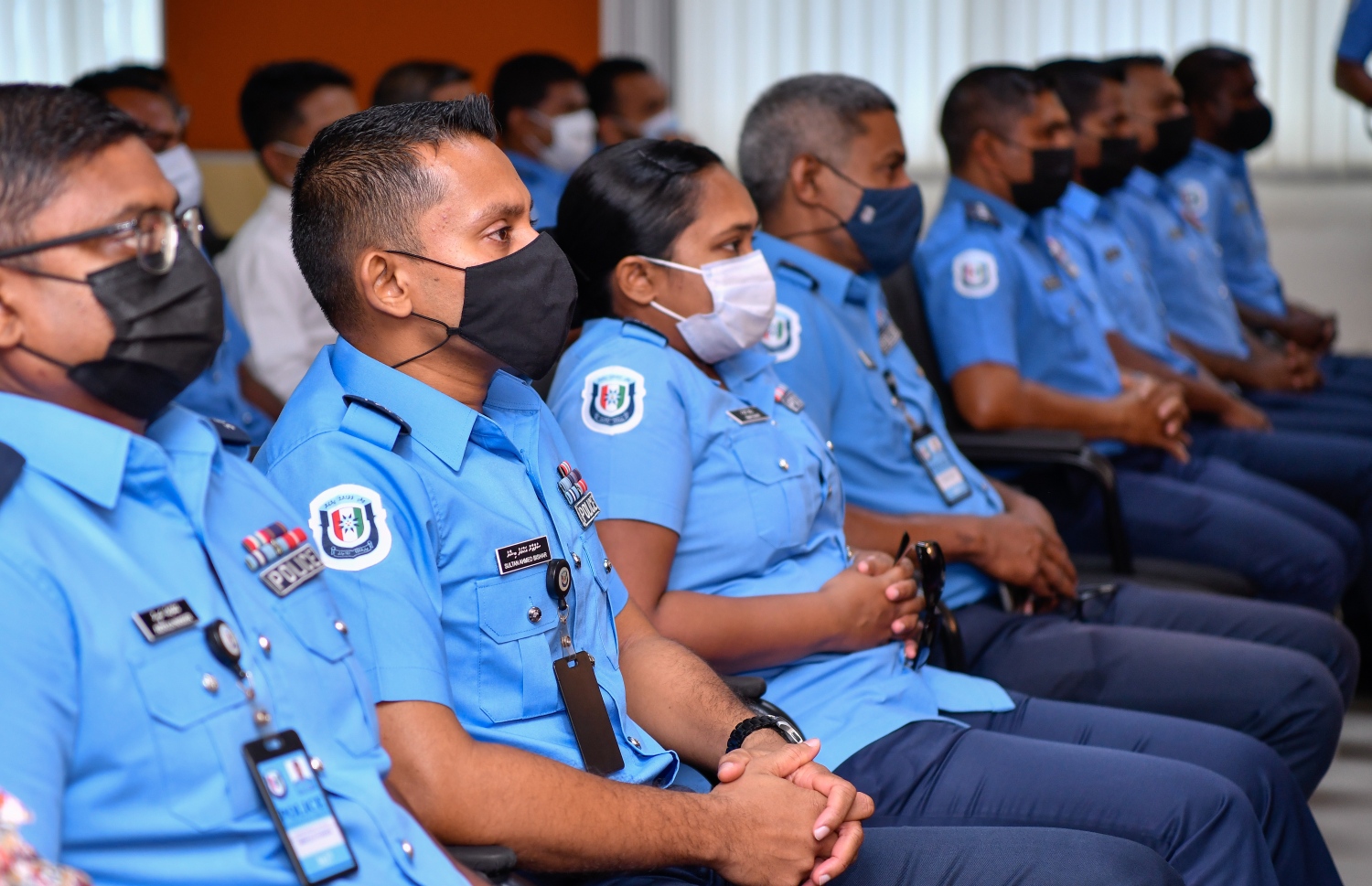 މާލެ- ފެބުރުއަރީ 13، 2021: ފްރޮންޓްލައިންގައި ހަރަކާތްތެރިވާ ފުލުހުންނަށް ގެނައި 200 ބޮޑީ ވޯން ކެމެރާ ލޯންޗުކުރުން، އިސްކަންދަރު ކޮށީގައި ހެނދުނު ބޭއްވި ރަސްމިއްޔާތުގެ ބައިވެރިވި ބައެއް ފުލުހުން--. ފޮޓޯ: ނިޝާން އަލީ/މިހާރު