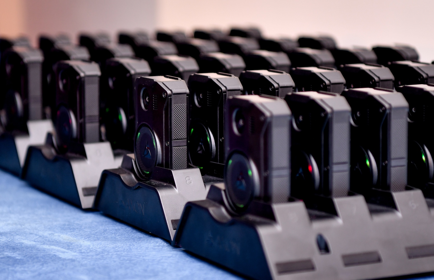 ފުލުހުން ބޭނުންކުރަން ގެނައި ބޮޑީ ވޯން ކެމެރާ: ރާއްޖޭގައި ބޭނުންކުރާނީ އެކްސްއޮން ބްރޭންޑްގެ "އެކްސްއޮން ބޮޑީ ތުރީ" ގެ ކެމެރާތައް.-- ފޮޓޯ: ނިޝާން އަލީ / މިހާރު