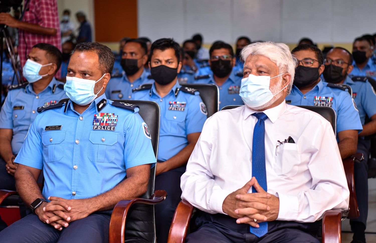 މާލެ- ފެބުރުއަރީ 13، 2021: ފްރޮންޓްލައިންގައި ހަރަކާތްތެރިވާ ފުލުހުންނަށް ގެނައި 200 ބޮޑީ ވޯން ކެމެރާ ލޯންޗުކުރުން، އިސްކަންދަރު ކޮށީގައި ހެނދުނު ބޭއްވި ރަސްމިއްޔާތުގެ ބައިވެރިވި ބައެއް ބޭފުޅުން--. ފޮޓޯ: ނިޝާން އަލީ/މިހާރު
