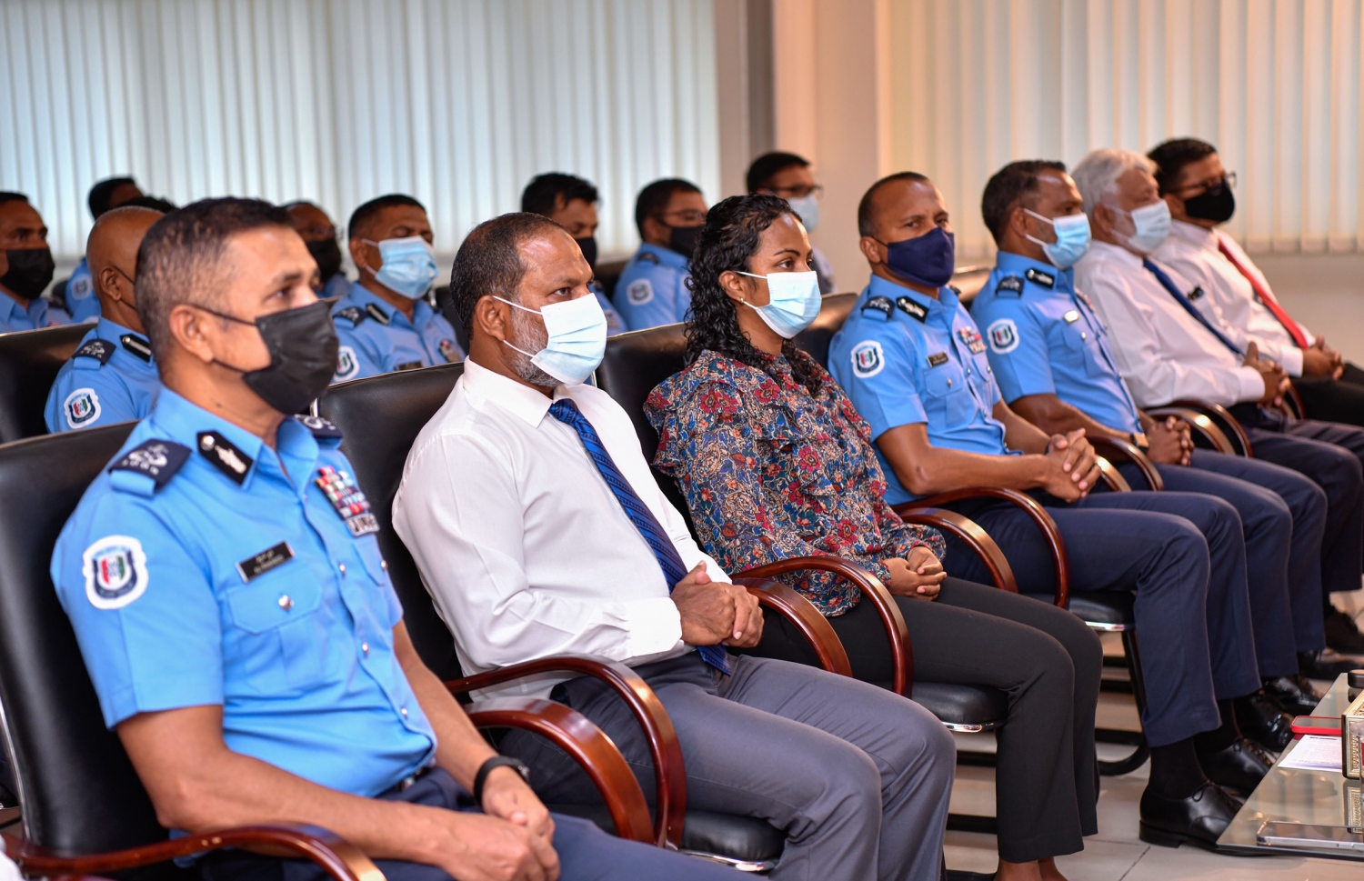 ފްރޮންޓްލައިންގައި ހަރަކާތްތެރިވާ ފުލުހުންނަށް ގެނައި 200 ބޮޑީ ވޯން ކެމެރާ ލޯންޗުކުރުމަށް ބޭއްވި ރަސްމިއްޔާތުގައި ޕޮލިސް ކޮމިޝަނަރު މުހައްމަދު ހަމީދާއި (ކ) ހޯމް މިނިސްޓަރު އިމްރާން އަބްދުﷲ (ވ)ގެ އިތުރުން ތިމާވެއްޓާއި ޓެކްނޮލޮޖީގެ މިނިސްޓަރު އައިމިނަތު ޝައުނާ (މ) ބައިވެރިވެވަޑައިގެންނަވަނީ --. ފޮޓޯ: ނިޝާން އަލީ/މިހާރު