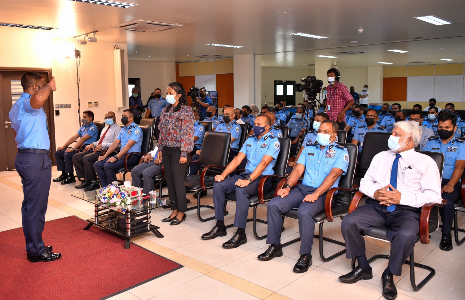 މާލެ- ފެބުރުއަރީ 13، 2021: ފްރޮންޓްލައިންގައި ހަރަކާތްތެރިވާ ފުލުހުންނަށް ގެނައި 200 ބޮޑީ ވޯން ކެމެރާ ލޯންޗުކުރުން، އިސްކަންދަރު ކޮށީގައި ހެނދުނު ބޭއްވި ރަސްމިއްޔާތުގެ ތެރެއިން--. ފޮޓޯ: ނިޝާން އަލީ/މިހާރު