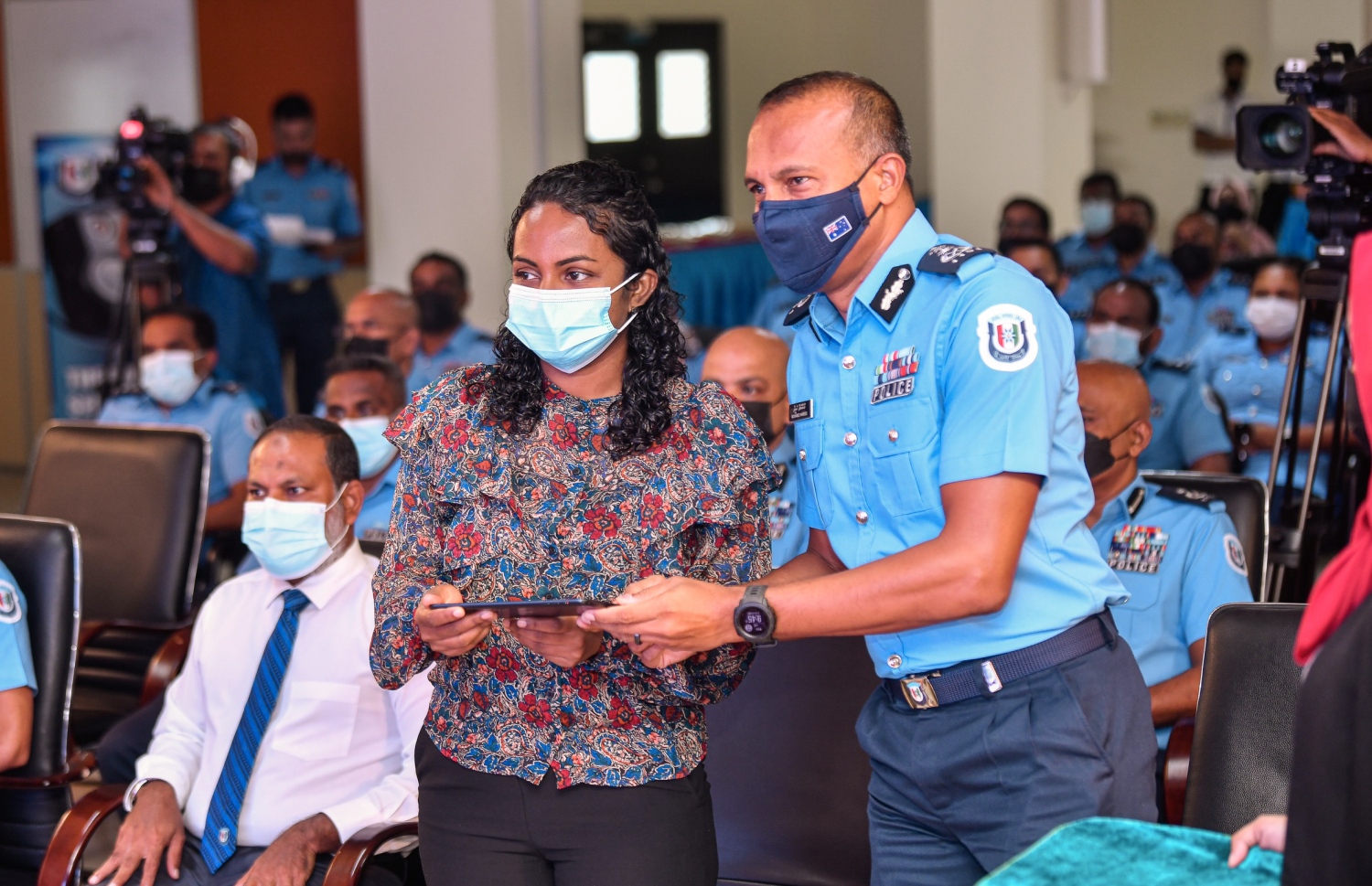 ޕޮލިސް ކޮމިޝަނަރު މުހައްމަދު ހަމީދާއި ޓެކްނޮލޮޖީ މިނިސްޓަރު އައިމިނަތު ޝައުނާ، ފުލުހުން ބޭނުންކުރަން ގެނައި ބޮޑީ ވޯން ކެމެރާ ލޯންޗުކޮށްދެއްވަނީ.-- ފޮޓޯ: ނިޝާން އަލީ / މިހާރު