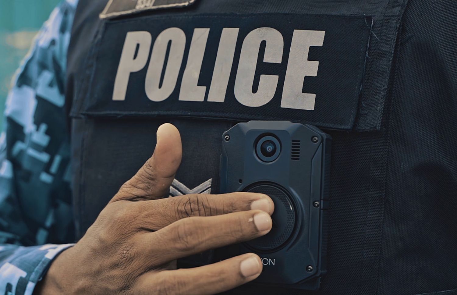 ފުލުހުން ބޭނުންކުރަން ގެނައި ބޮޑީ ވޯން ކެމެރާ ބޭނުން ކުރާގޮތް ފުލުހަކު ދައްކާލަނީ--. ފޮޓޯ: ޕޮލިސް