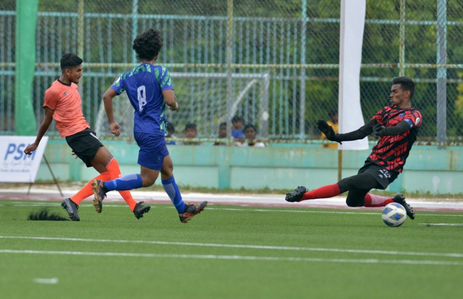 ޒައިން މިއަދުގެ ފައިނަލުގައި އީގަލްސް މޮޅުކޮށްދިން ލަނޑު ޖަހަނީ.-- ފޮޓޯ: އެފްއޭއެމް