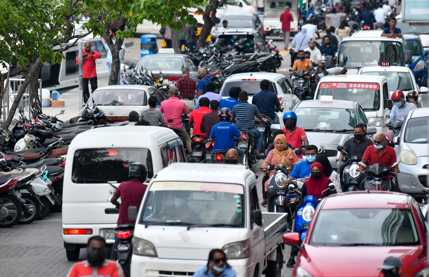 ހަވީރު ލޯންޗު ފެރީތައް ފުރާ ގަޑީގައި، ބޮޑުތަކުރުފާނު މަގުގައި ފޮރިން މިނިސްޓްރީ ކުރިމަތީ ޓްރެފިކް ތޮއްޖެހިފައި.-- ފޮޓޯ: ފަޔާޒް މޫސާ / މިހާރު