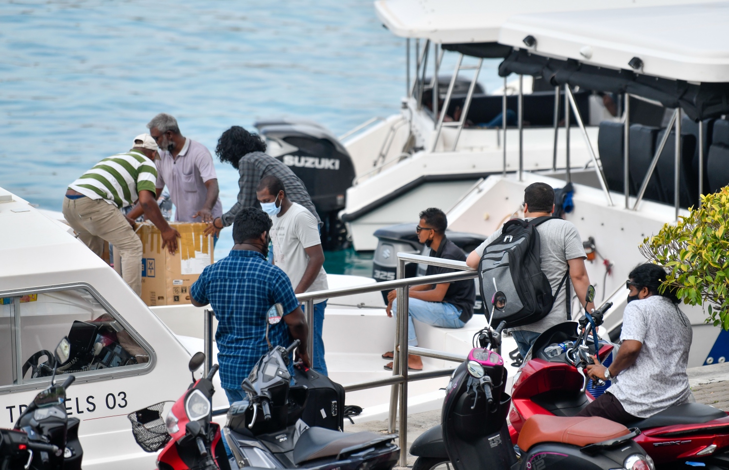 ލޯންޗު ފެރީއަކުން ފުރަން ދިޔަ ބަޔަކު، ލޯންޗަށް އަރަނީ:.-- ފޮޓޯ: ފަޔާޒް މޫސާ / މިހާރު