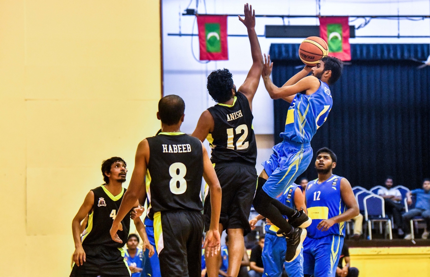 ދެވަނަ ޑިވިޝަނުގައި ޔޫއެން ފްރެންޑްސް އާއި ހުޅުމާލެ ސްޕޯޓްސް ކުލަބް ބައްދަލުކުރި މެޗުގެ ތެރެއިން.-- ފޮޓޯ: ފަޔާޒް މޫސާ/ މިހާރު