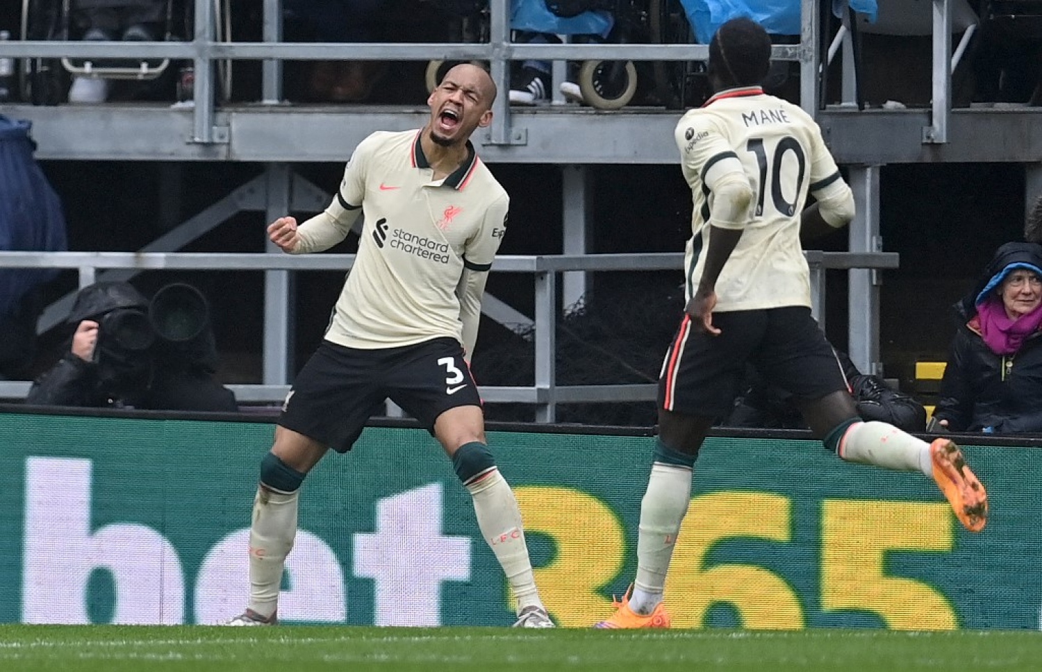 ފަބީނިއޯ ލިވަޕޫލް މޮޅުކޮށްދިން ލަނޑު ޖެހުމަށް ފަހު.-- ފޮޓޯ: އޭއެފްޕީ