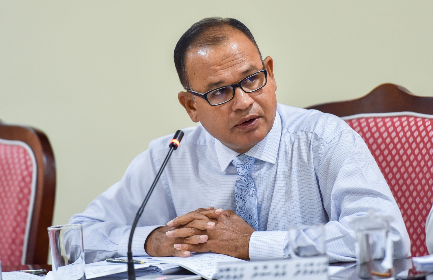 މަޑުއްވަރީ ދާއިރާގެ މެމްބަރު އާދަމް ޝަރީފް މަޖިލީހުގެ ކޮމިޓީއެއްގައި. -- ފޮޓޯ | މަޖިލިސް