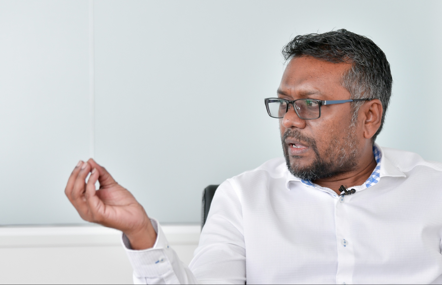 އިކޮނޮމިކް މިނިސްޓަރު ފައްޔާޒް އިސްމާއިލް "މިހާރު" އަށް އިންޓަވިއުދެއްވަނީ: އޭނާ ވިދާޅުވަނީ އިދިކޮޅުގެ ކެމްޕޭނަކީ ހަގީގަތް ފޮރުވައިގެން ކުރާ ސިޔާސީ ހަރަކާތެއް ކަމަށް. -- ފޮޓޯ: ނިޝާން އަލީ/ މިހާރު