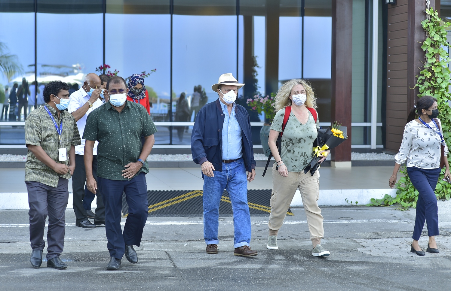 ކޯބިން، ޓޫރިޒަމް މިނިސްޓަރު މައުސޫމާއި ހެލްތު މިނިސްޓަރު ނަސީމާއެކު ވެލާނާ އިންޓަނޭޝަނަލް އެއާޕޯޓުން ނުކުންނަނީ-- ފޮޓޯ: މިހާރު