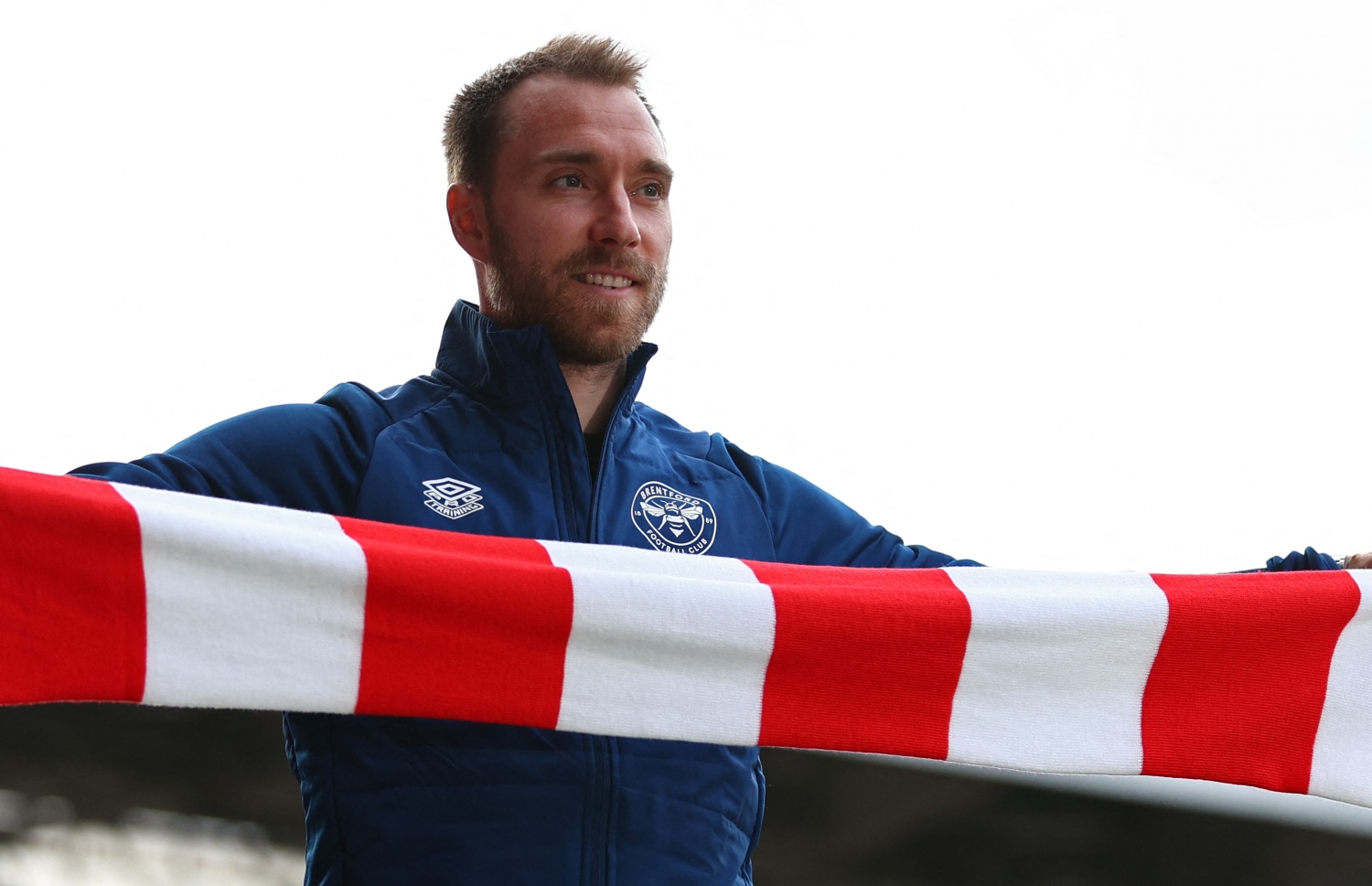 ކްރިސްޓަލް ޕެލަސްއާ ދެކޮޅަށް ހޮނިހިރު ދުވަހު ކުޅުނު މެޗުގެ ކުރިން ބްރެންޓްފޯޑުގެ ކުޅުންތެރިއެއްގެ ގޮތުގައި އެރިކްސަން ތައާރަފް ކުރަނީ. --ފޮޓޯ:އޭއެފްޕީ