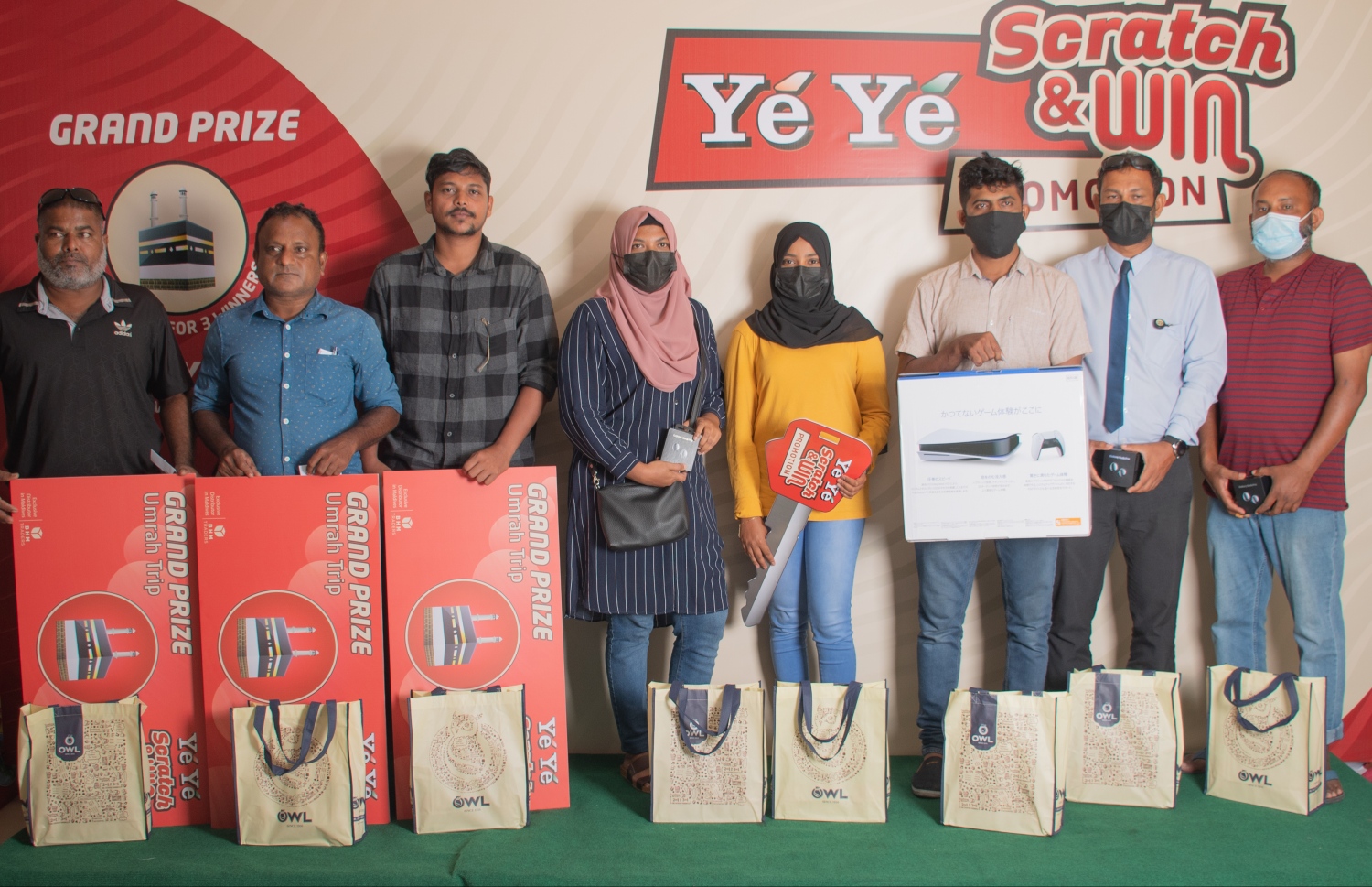 އިއްޔެ އިނާމްތައް ހަވާލު ކުރި މީހުން އިނާމުތަކާއެކު-- ފޮޓޯ: ބީއެޗްއެމް ޓްރޭޑާސް