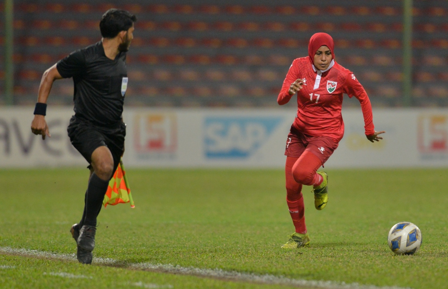 ރާއްޖެ ޓީމުގެ ރިފާ ބޯޅަ ހިފައިގެން ކުރިޔަށް ދަނީ.-- ފޮޓޯ: އެފްއޭއެމް