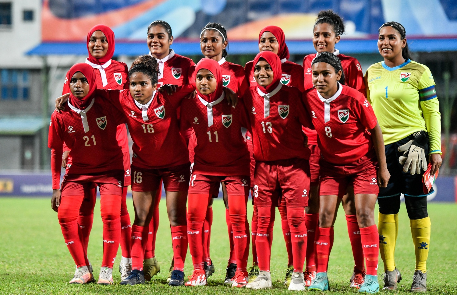 ރާއްޖޭގެ އަންހެން ގައުމީ ފުޓުބޯޅަ ޓީމުން ސީޝެލްސްއާ ދެކޮޅަށް ގަލޮޅު ދަނޑުގައި ކުޅުނު ބައިނަލްއަގުވާމީ ރަހުމަތްތެރިކަމުގެ މެޗުގެ ކުރިން ގްރޫޕް ފޮޓޯއަކަށް ހުއްޓިލައިގެން-- ފޮޓޯ: ފަޔާޒު މޫސާ / މިހާރު