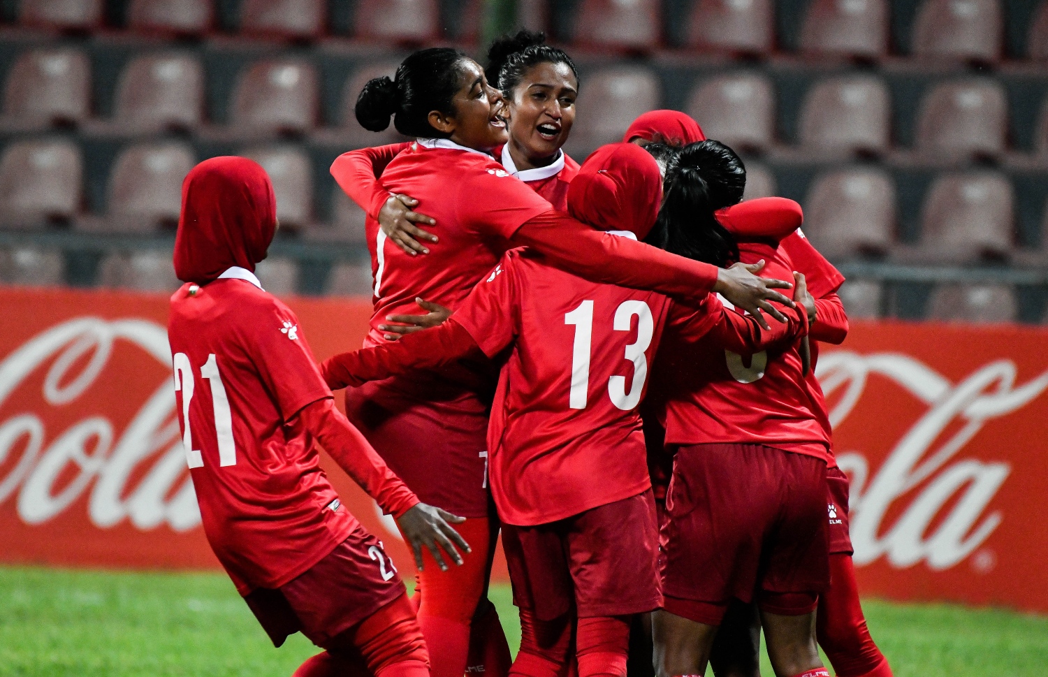 ސީޝެލްސް ކޮޅަށް ލަނޑު ޖެހުމަށްފަހު ރާއްޖޭ ޓީމުގެ ކުޅުންތެރިން އުފާފާޅުކުރަނީ-- ފޮޓޯ: ފަޔާޒު މޫސާ / މިހާރު