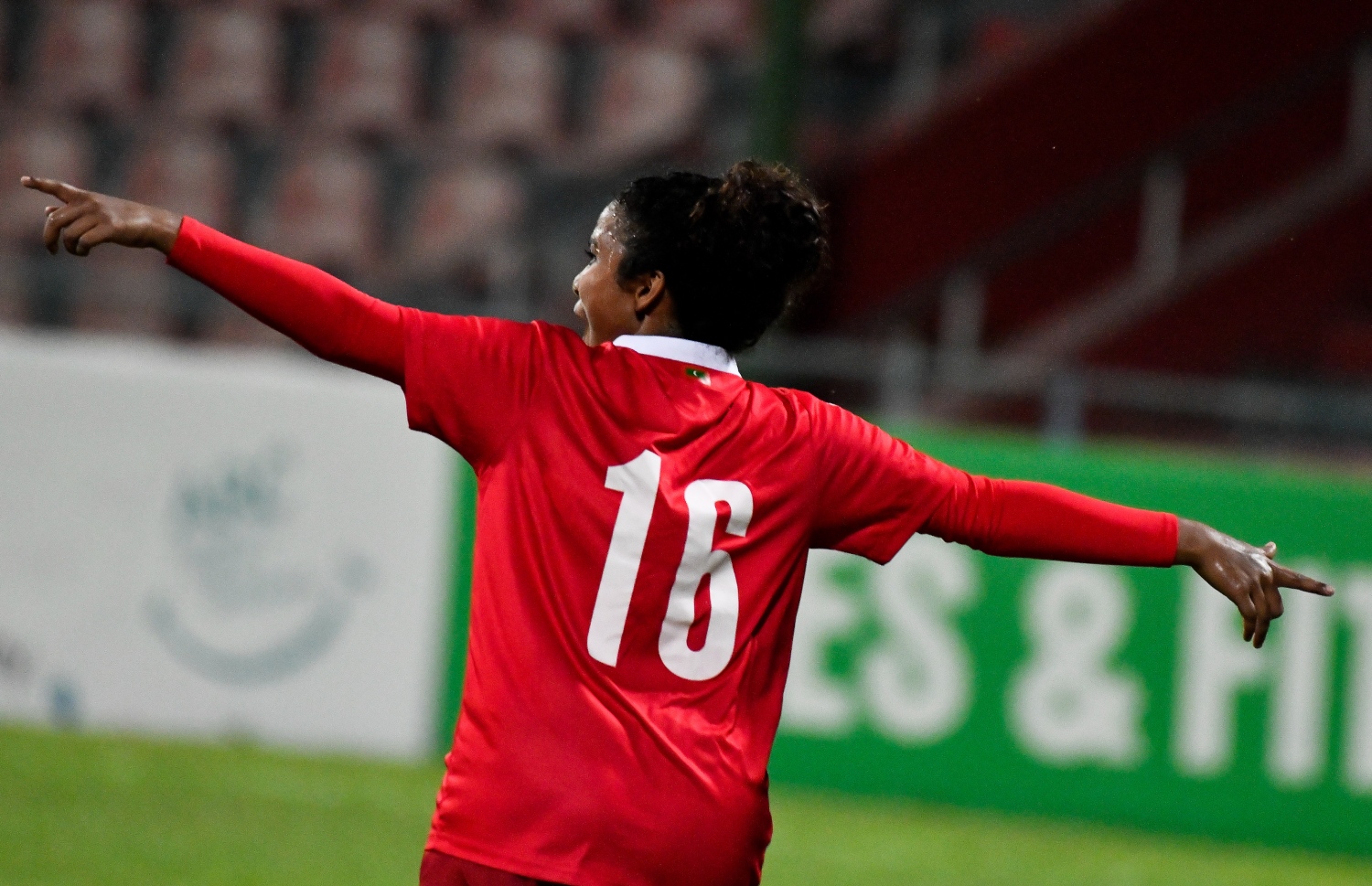 ރާއްޖޭގެ އަންހެން ގައުމީ ފުޓުބޯޅަ ޓީމުން ސީޝެލްސްއާ ދެކޮޅަށް ގަލޮޅު ދަނޑުގައި ކުޅުނު ބައިނަލްއަގުވާމީ ރަހުމަތްތެރިކަމުގެ މެޗުގައި ރާއްޖޭގެ މަރިޔަމް ނޫރާ ލަނޑުޖެހުމަށްފަހު އުފާފާޅުކުރަނީ، މި މެޗު ކާމިޔާބު ކުރީ ރާއްޖެއިން-ފޮޓޯ: ފަޔާޒު މޫސާ / މިހާރު