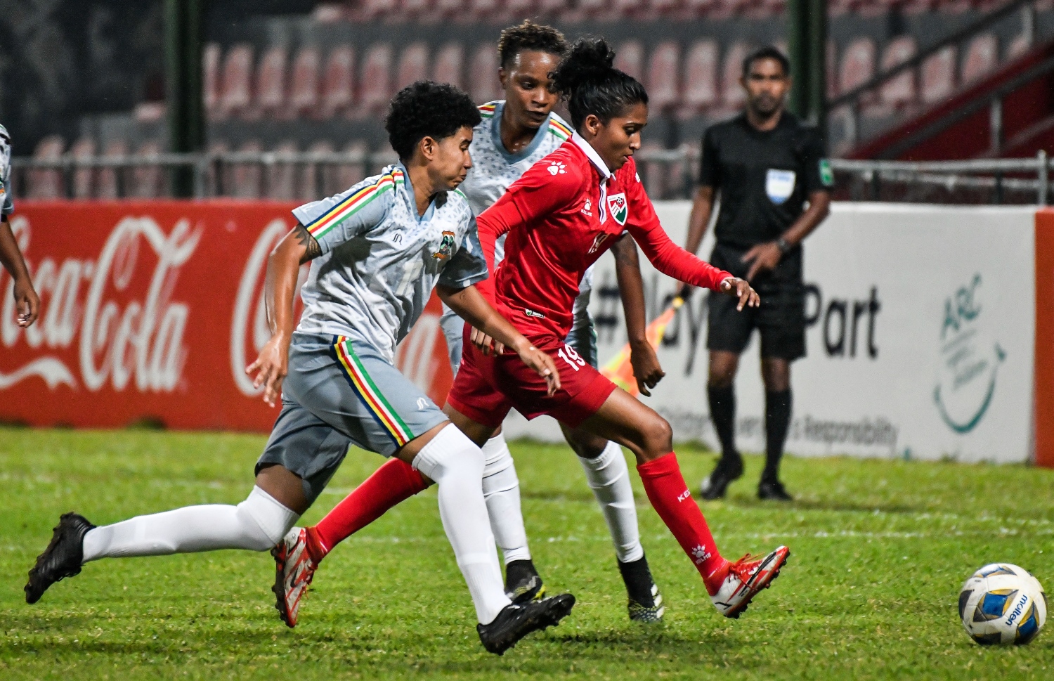 ރާއްޖޭގެ އަންހެން ގައުމީ ފުޓުބޯޅަ ޓީމުން ސީޝެލްސްއާ ދެކޮޅަށް ގަލޮޅު ދަނޑުގައި ކުޅުނު ބައިނަލްއަގުވާމީ ރަހުމަތްތެރިކަމުގެ މެޗުގައި ސީޝެލްސް ކުޅުންތެރިން ކައިރިން ބޯޅަ ހިފައިގެން ދެވޭތޯ ދިވެހި ޓީމުގެ ކުޅުންތެރިއާ މަސައްކަތްކުރަނީ-- ފޮޓޯ: ފަޔާޒު މޫސާ / މިހާރު