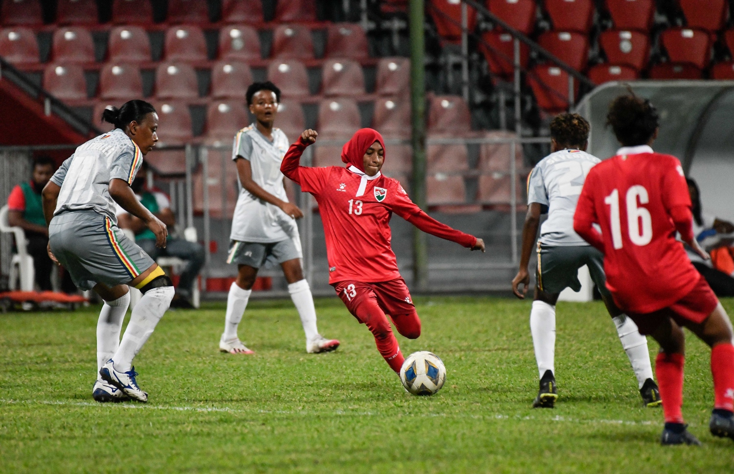 ރާއްޖޭގެ އަންހެން ގައުމީ ފުޓްބޯޅަ ޓީމު، ސީޝެލްސް ގައުމީ ޓީމާ ބައްދަލުކުރި ފުރަތަމަ މެޗުގެ ތެރެއިން، މި ދެ ޓީމު ބައްދަލުކުރާ ދެ ވަނަ މެޗު އޮންނާނީ މި މަހު 18ވަނަ ދުވަހު-- ފޮޓޯ: ފަޔާޒު މޫސާ / މިހާރު