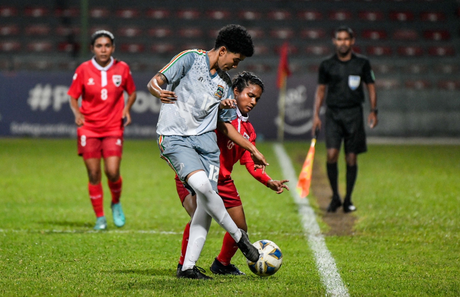 ރާއްޖޭގެ އަންހެން ގައުމީ ފުޓުބޯޅަ ޓީމުން ސީޝެލްސްއާ ދެކޮޅަށް ގަލޮޅު ދަނޑުގައި ކުޅުނު ބައިނަލްއަގުވާމީ ރަހުމަތްތެރިކަމުގެ މެޗުގެ ތެރެއިން--ފޮޓޯ: ފަޔާޒު މޫސާ / މިހާރު