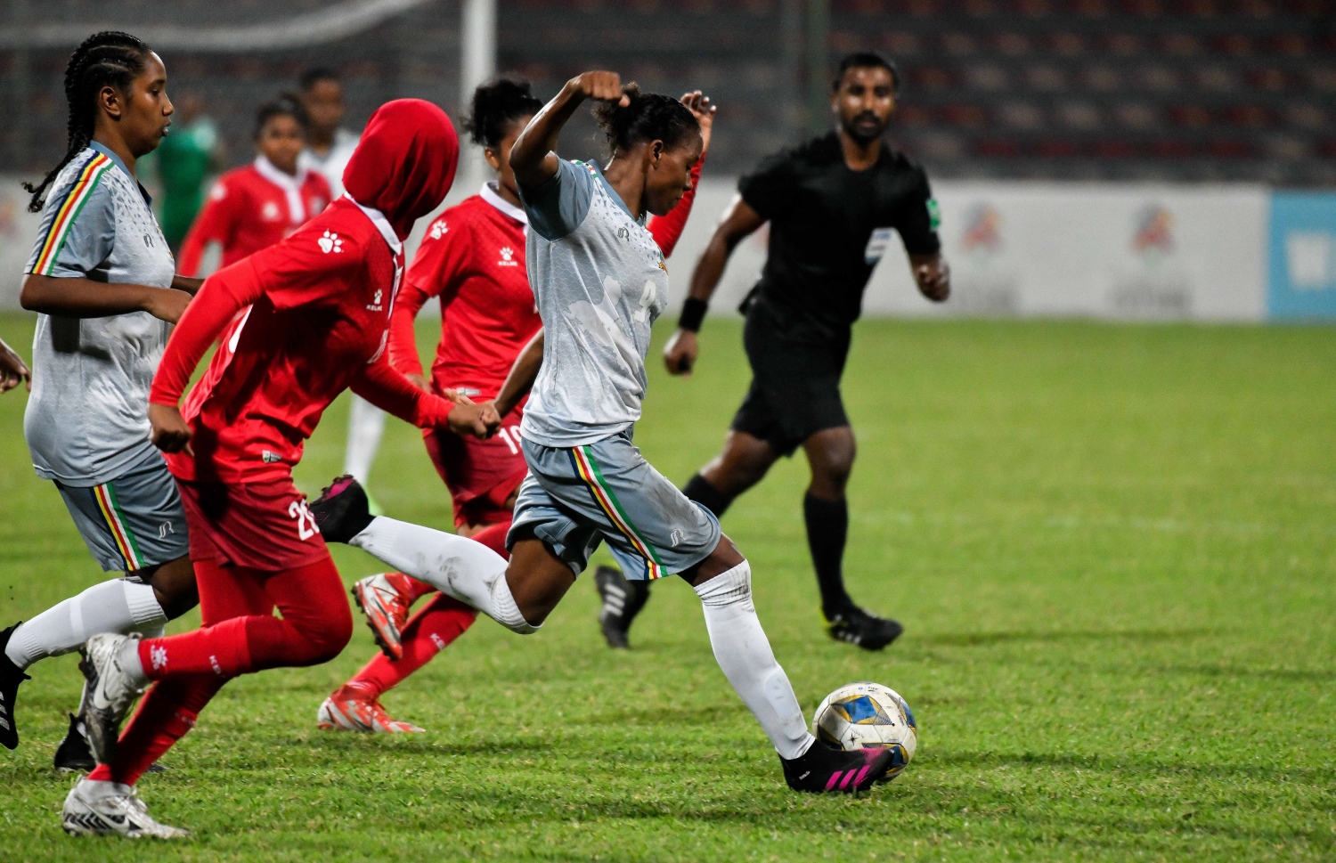 ސީޝެލްސް ޓީމުގެ ކުޅުންތެރިއާ ރާއްޖޭގެ ކުޅުންތެރިން ކައިރިން ބޯޅަ ހިފައިގެން ދެވޭތޯ މަސައްކަތްކުރަނީ: މި މެޗު ކާމިޔާބު ކުރީ ރާއްޖެ. --ފޮޓޯ: ފަޔާޒު މޫސާ / މިހާރު