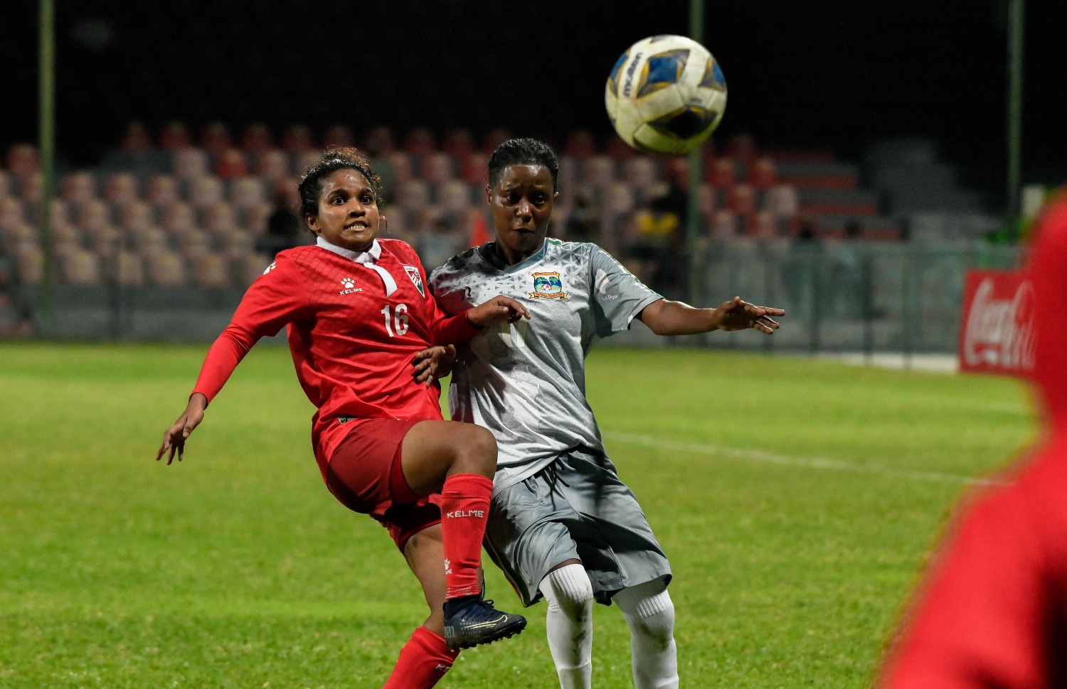 ރާއްޖޭ އަންހެން ގައުމީ ޓީމުން ސީޝެލްސް އާ ބައްދަލުރި ރަހުމަތްތެރިކަމުގެ މެޗުގައި ރާއްޖޭގެ ކުޅުންތެރިން ހުއްޓުވަން ސީޝެލްސް ކުޅުންތެރިއާ މަސައްކަތްކުރަނީ -- ފޮޓޯ: ފަޔާޒު މޫސާ / މިހާރު