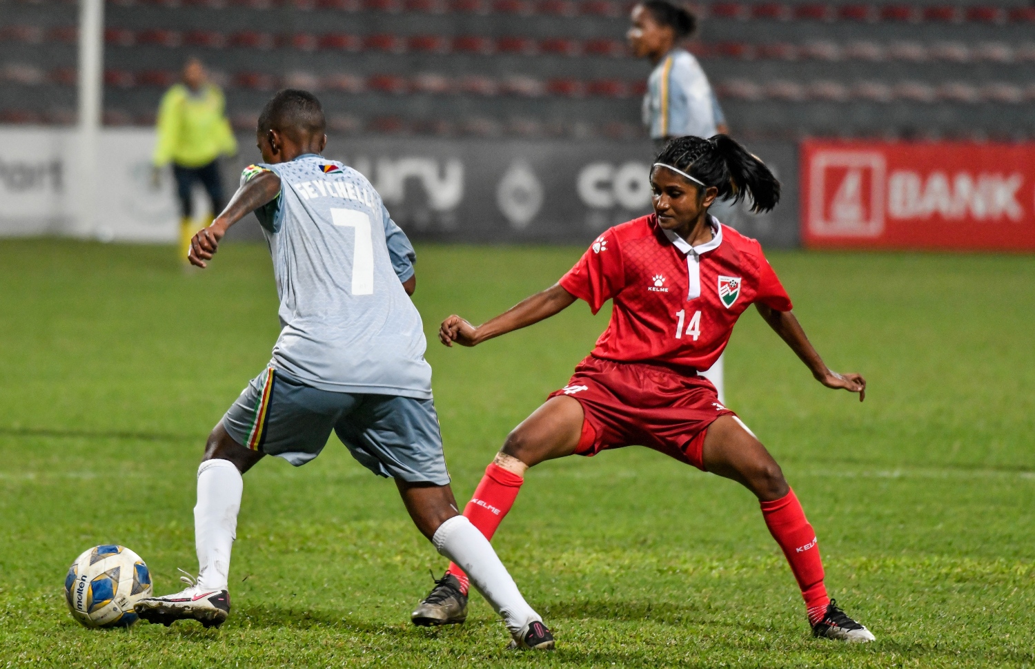 ރާއްޖޭގެ އަންހެން ގައުމީ ފުޓުބޯޅަ ޓީމުން ސީޝެލްސްއާ ދެކޮޅަށް ކުޅުނު ބައިނަލްއަގުވާމީ ރަހުމަތްތެރިކަމުގެ މެޗުގެ ތެރެއިން--ފޮޓޯ: ފަޔާޒު މޫސާ / މިހާރު