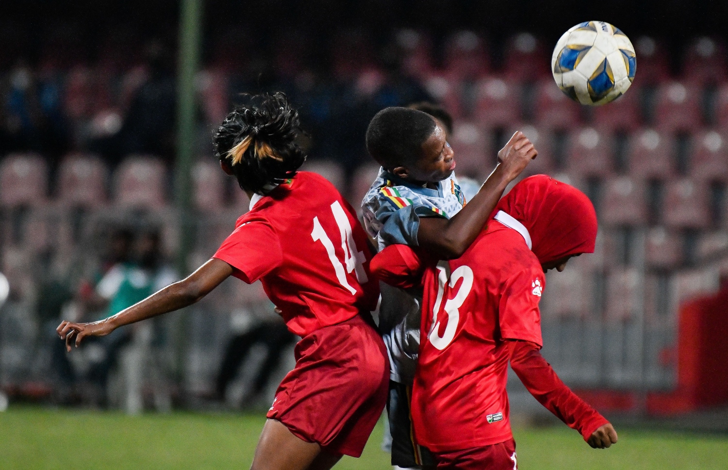 ސީޝެލްސްކުޅުންތެރިއާ ބޮލުން ބޯޅަ ފޮނުވާލާއިރު ރާއްޖޭ ޓީމުގެ ދެ ކުޅުންތެރިން ބޯޅަ ހޯދަން މަސައްކަތްކުރަނީ--ފޮޓޯ: ފަޔާޒު މޫސާ / މިހާރު