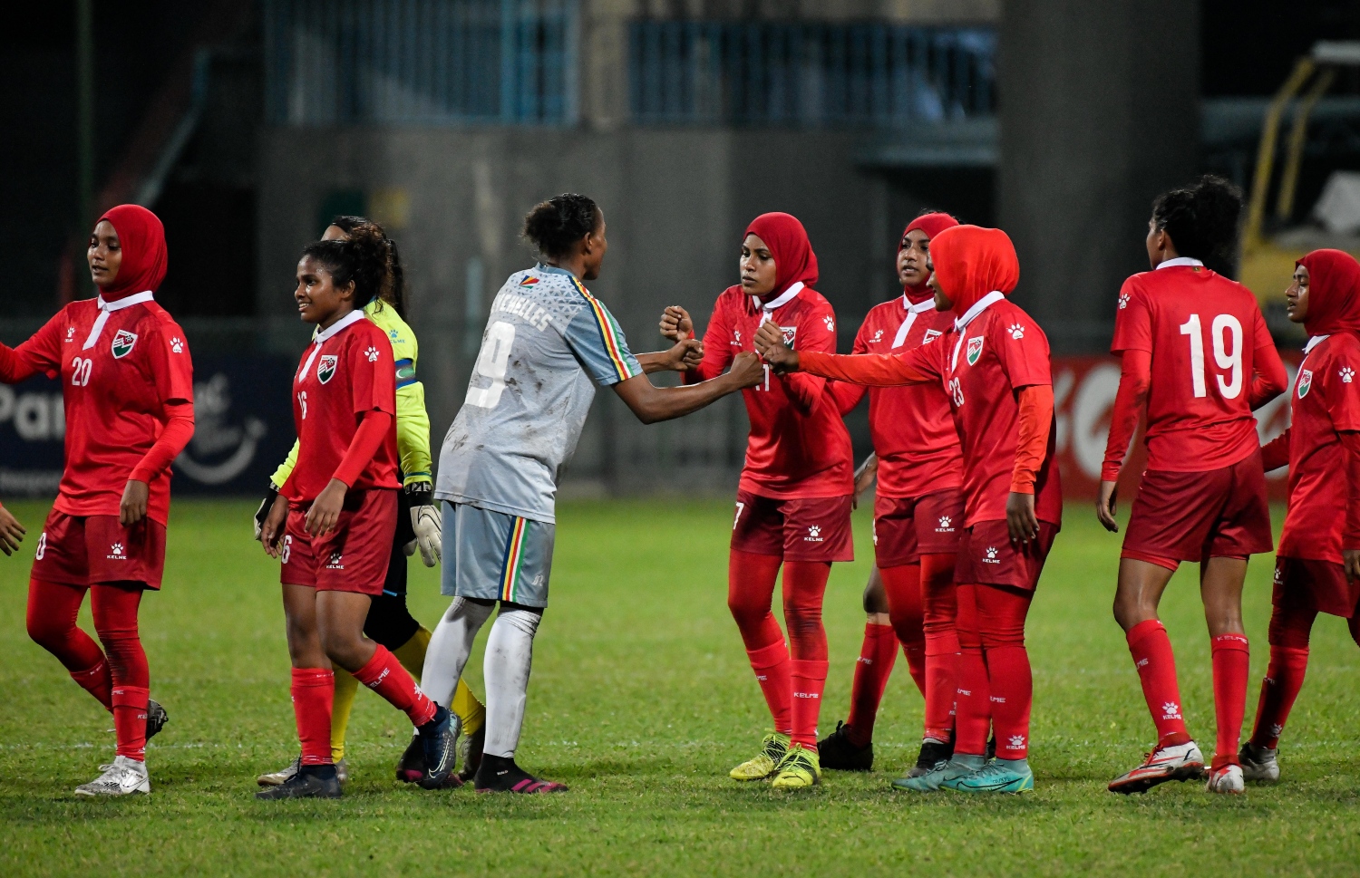 ސީޝެލްސްގެ އަންހެން ގައުމީ ޓީމާއި ރާއްޖޭގެ އަންހެން ޓީމު ކުޅުނު މެޗަށް ފަހު ދިވެހި ޓީމުގެ ކުޅުންތެރިން ސީޝެލްސްގެ ޓީމުގެ ކުޅުންތެރިންނާ ސަލާންކުރަނީ. --ފޮޓޯ: ފަޔާޒު މޫސާ / މިހާރު