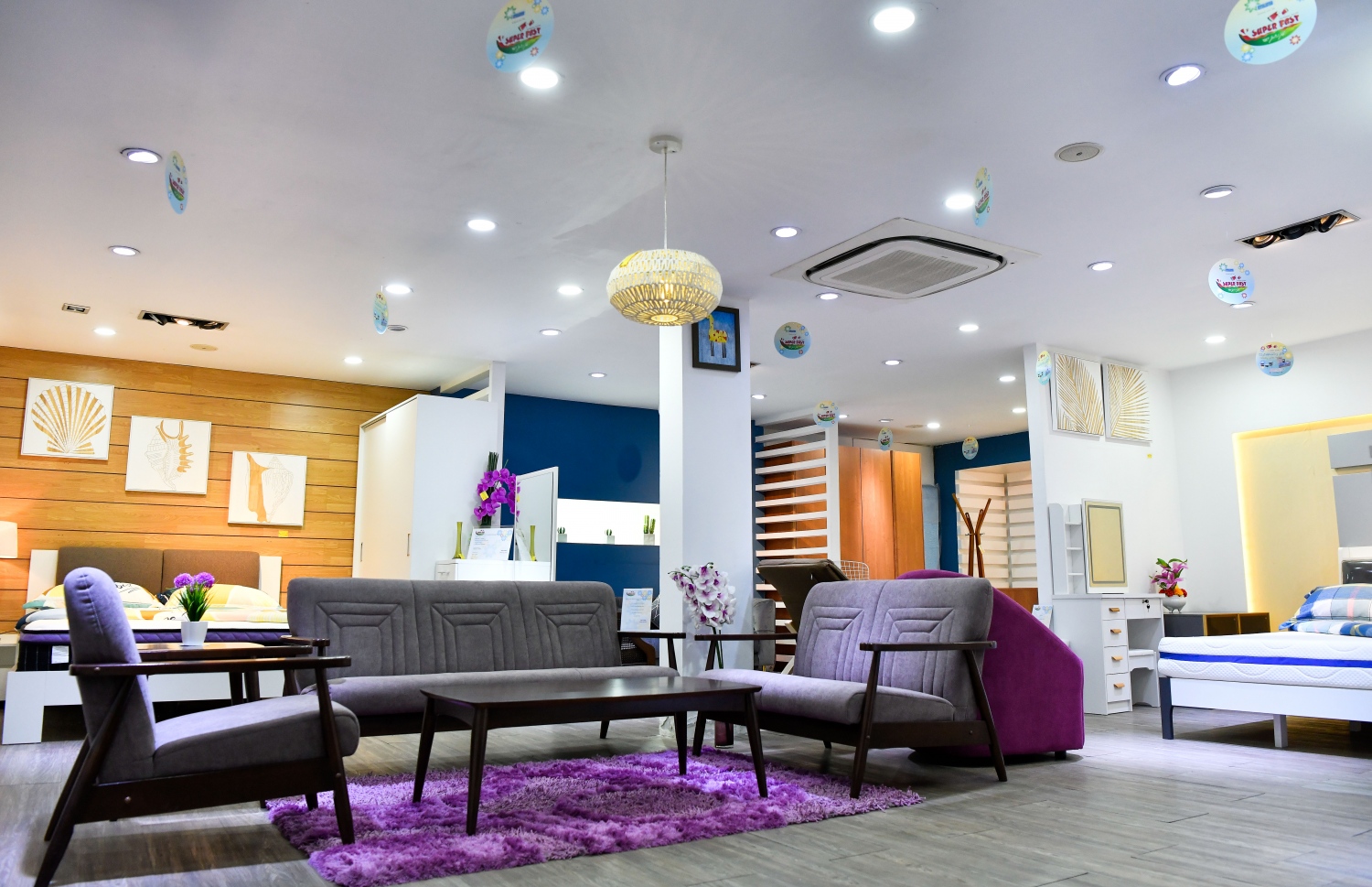 ލިވިން ރޫމްގައި ސޯފާސެޓް ހުންނާނެ ގޮތް މުނި ހޯމްކެއާ ލިވިން ސެންޓަރުގައި ޑިސްޕްލޭ ކޮށްފައި-- ފޮޓޯ: ފަޔާޒު މޫސާ/މިހާރު