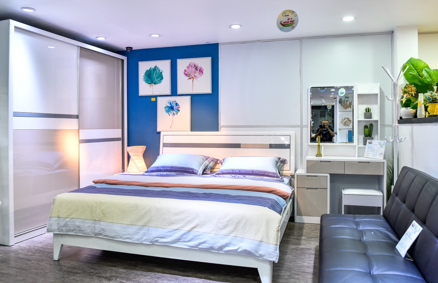 މުނި ހޯމްކެއާއިން ވިއްކާ ބެޑްރޫމް ސެޓެއް ޑިސްޕްލޭ ކޮށްފައި-- ފޮޓޯ: ފަޔާޒު މޫސާ/ މިހާރު