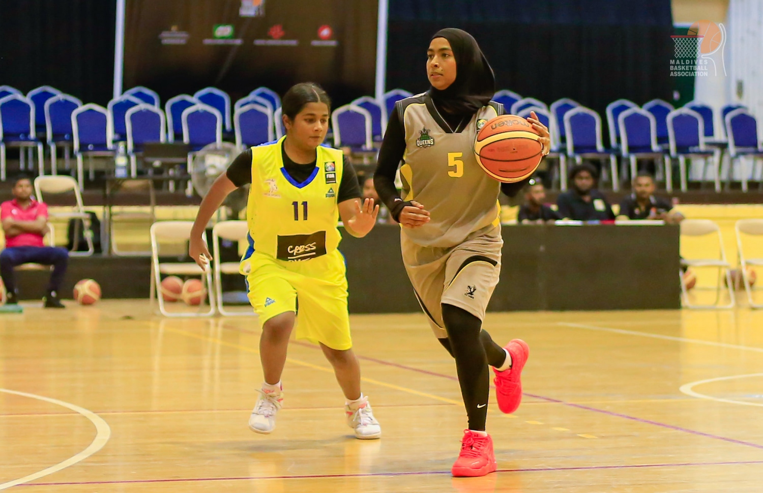 އަންހެން ޑިވިޝަނުގެ ފުރަތަމަ މެޗުގައި ކުއީންސް އާއި ލަޔަނެސް އިއްޔެ ކުޅުނު މެޗުގެ ތެރެއިން.-- ފޮޓޯ: އެމްބީއޭ